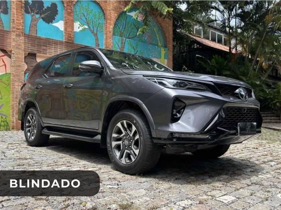 TOYOTA HILUX SW4 2.8 D-4D TURBO DIESEL SRX PLATINUM 7L 4X4 AUTOMÁTICO TOYOTA HILUX SW4 2.8 D-4D TURBO DIESEL SRX PLATINUM 7L 4X4 AUTOMÁTICO